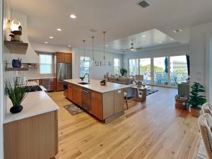 セント・オーガスティーン・ビーチにあるOcean Breezeの大きなキッチン、ウッドフロアのリビングルーム