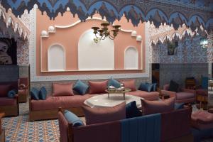 ウジダにあるDiyafat Bladiのリビングルーム(赤いソファ、テーブル付)