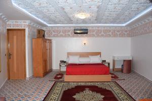 ウジダにあるDiyafat Bladiの格天井のベッドルーム1室(ベッド1台付)