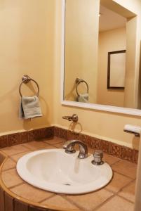une salle de bain avec un lavabo et un miroir dans l'établissement Ocean & golf resort condo in Mazatlán, à Mazatlán