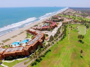 une vue aérienne du complexe et de la plage dans l'établissement Ocean & golf resort condo in Mazatlán, à Mazatlán