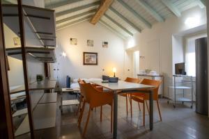 a kitchen and dining room with a table and chairs at Piacenza centro in Piacenza