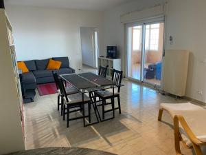 een woonkamer met een tafel, stoelen en een bank bij La Casa dell'Aviatore in Boccadifalco