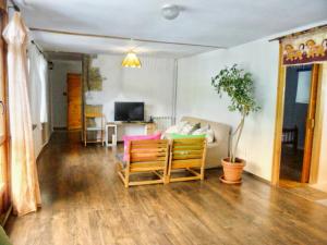 un soggiorno con un divano e due poltrone di Casa La Farrapona de Babia a Torrestío