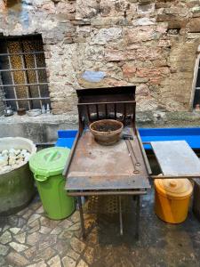 Gril dostupný pro hosty v apartmánu