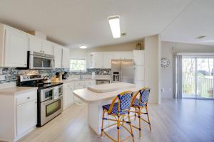 Köök või kööginurk majutusasutuses Sebastien Cottage with Screened Porch, 5 Mi to Beach