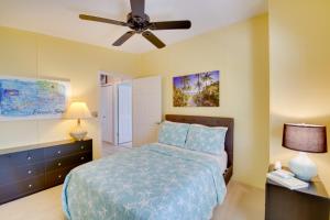 Voodi või voodid majutusasutuse Sebastien Cottage with Screened Porch, 5 Mi to Beach toas