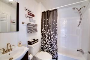 Vannituba majutusasutuses Sebastien Cottage with Screened Porch, 5 Mi to Beach +18 fotot