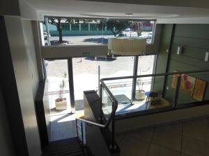 una escalera que conduce a una habitación con ventana abierta en Alfa Plaza Hotel, en Brasilia
