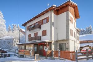 サウゼ・ドゥルクスにあるStudio Clotes Ski In - Ski Out - Happy Rentalsの雪の中の建物 +12枚の写真