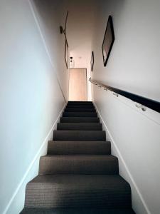 een trap naar een deur in een gebouw bij L'Echappée REmily - La Rochelle - proche Ile de Ré in La Rochelle +8 foto's