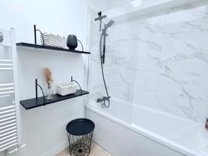 een badkamer met een douche met een glazen deur bij L'Echappée REmily - La Rochelle - proche Ile de Ré in La Rochelle