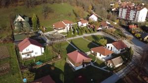 une vue aérienne d'une maison avec une cour dans l'établissement Apartmani LUX, à Kolašin