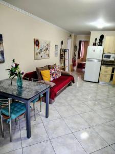 een woonkamer met een bank en een tafel bij Καινούριο Ανεξάρτητο Διαμέρισμα in Nafplio