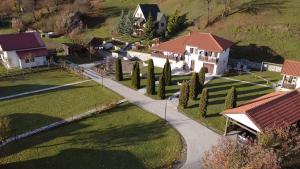 - une vue aérienne sur une maison avec allée dans l'établissement Apartmani LUX, à Kolašin