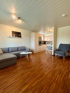 een woonkamer met een bank en een tafel bij Romslig leilighet nært sentrum in Tromsø