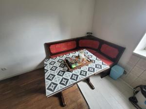 een klein tafeltje in een kamer met een bed en een tafel bij Appartement Jarny proche gare in Jarny