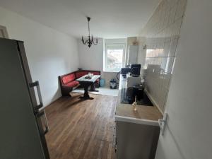 een woonkamer met een bank en een tafel bij Appartement Jarny proche gare in Jarny