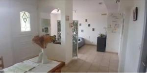 Saint-SerninGrand Studio Côté Jardin的白色的客房设有桌子和窗户。