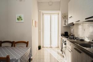 a kitchen with a table and a stove top oven at Casa Bramante - Comfort tra Inalpi Arena, Ospedali e Centro in Turin