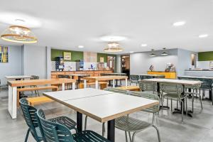 Un restaurant u otro lugar para comer en Spark by Hilton Portland Airport Maine Mall