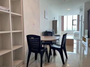 een eettafel en stoelen in een kamer bij SamStudio in Penampang