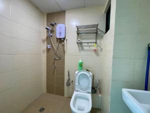 een badkamer met toilet en wastafel bij SamStudio in Penampang