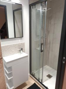 Ένα μπάνιο στο L'atelier Maillot