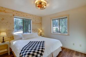 Ένα ή περισσότερα κρεβάτια σε δωμάτιο στο Luxe Cabin with Game Room Near Zion Natl Park!