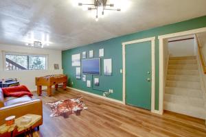 Μια τηλεόραση ή/και κέντρο ψυχαγωγίας στο Luxe Cabin with Game Room Near Zion Natl Park!