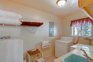 Φωτογραφία από το άλμπουμ του Luxe Cabin with Game Room Near Zion Natl Park! σε Duck Creek Village +23 φωτογραφίες