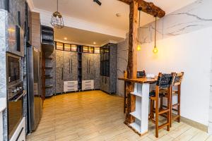 ein Verkostungsraum mit einer Bar in der Mitte des Raumes in der Unterkunft The Crest Apartment in Kigali