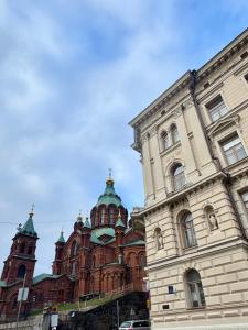 un gran edificio con cúpulas verdes encima en Skatta Secret Penthouse, en Helsinki