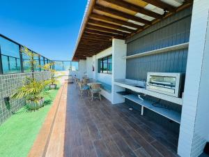 un patio con tavolo e sedie su un ponte di Mahrak Villa - VSH a Porto De Galinhas