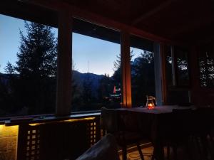 Habitación con mesa y ventana con vela en Chalet DolceVista con SPA, vicino a Cortina d'Ampezzo, en Borca di Cadore