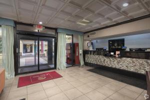 Ο χώρος του λόμπι ή της ρεσεψιόν στο Clarion Inn Columbia Airport