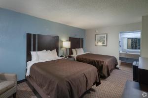 Ένα ή περισσότερα κρεβάτια σε δωμάτιο στο Clarion Inn Columbia Airport