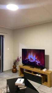 ein Wohnzimmer mit einem großen Flachbildfernseher in der Unterkunft Unmatched Stays in Kempton Park