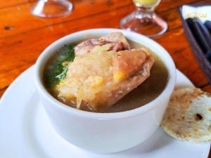 Eine Schüssel Suppe mit einem Stück Essen drin. in der Unterkunft Cabañas rurales Aldea de Cabal - Naturaleza y Sabor cerca a Termales Reservamos tu entrada a termales Santa Rosa in Santa Rosa de Cabal