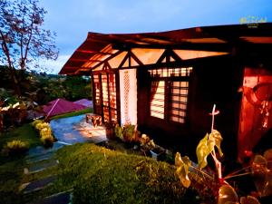 ein kleines Haus mit einem Fenster in einem Hof in der Unterkunft Cabañas rurales Aldea de Cabal - Naturaleza y Sabor cerca a Termales Reservamos tu entrada a termales Santa Rosa in Santa Rosa de Cabal + 81 Fotos