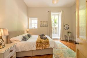 Ένα ή περισσότερα κρεβάτια σε δωμάτιο στο 1-Tyn-Caeau