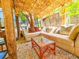 a living room with a couch and a table at Hospedaje Combi dream bird in Guanacaste