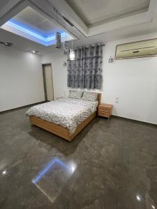 Ένα ή περισσότερα κρεβάτια σε δωμάτιο στο וילה באשקלון