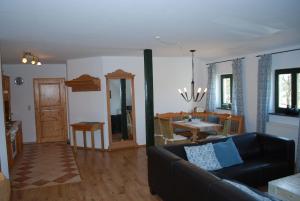 een woonkamer met een bank en een eetkamer bij Rügen in Dargun