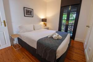 een slaapkamer met een bed met twee handdoeken erop bij Surry Hills Cottage in Sydney +18 foto's