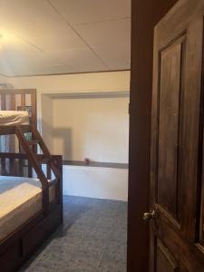 eine offene Tür zu einem Schlafzimmer mit einem Etagenbett in der Unterkunft Room near Airport SJO in Coyol