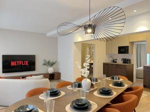 a dining room and living room with a table and chairs at Seestadt Apartment I Sauna I Parkplatz I Zentral in Haltern