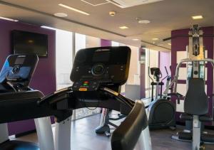 グアルーリョスにあるHotel Guarulhos Flat 902のトレッドミルにカメラが設置されたジム