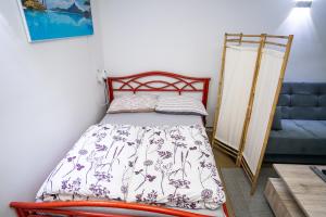 een kleine slaapkamer met een bed en een bank bij Kuća za odmor NADA in Legrad