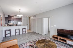 Una cocina o kitchenette en CozySuites at the Banks gym pool 07